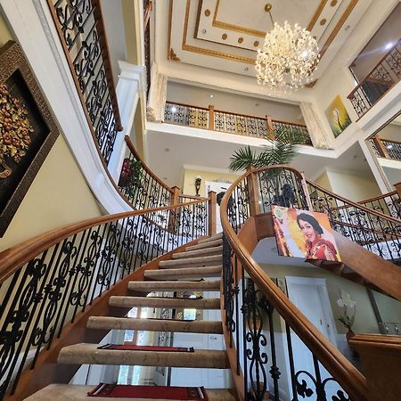 Empress Madani Palace Hotel Суррей Экстерьер фото