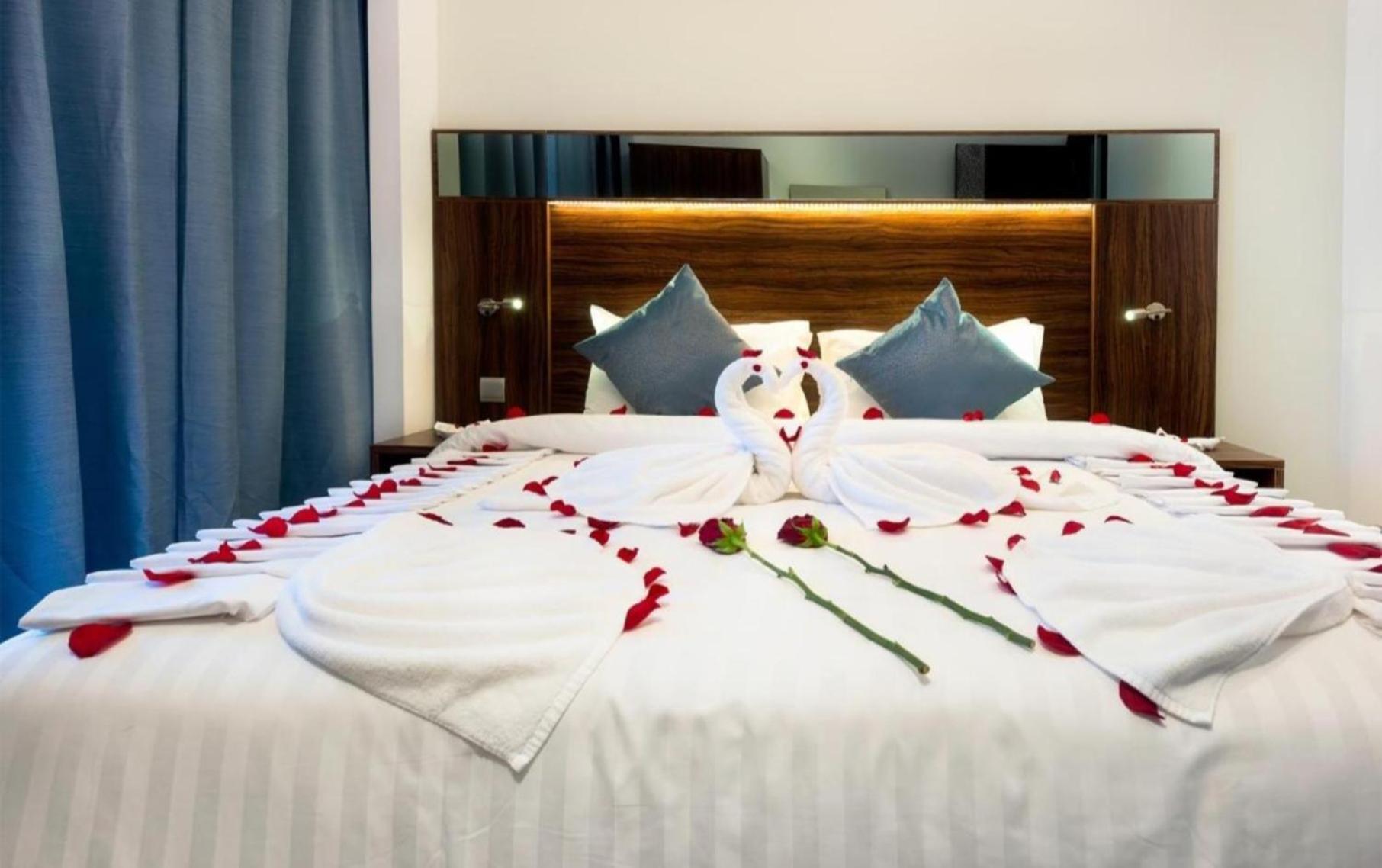 Empress Madani Palace Hotel Суррей Экстерьер фото