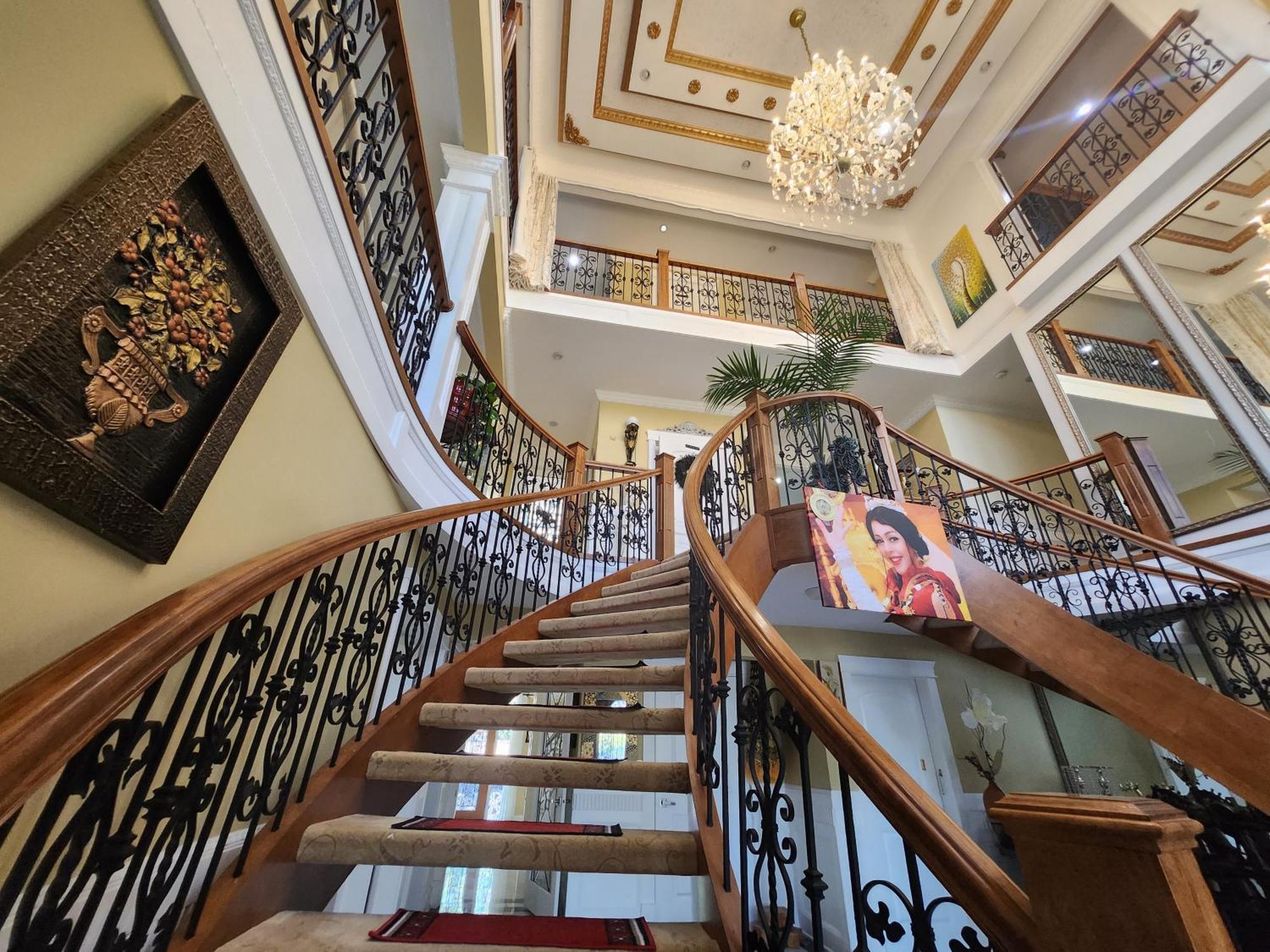 Empress Madani Palace Hotel Суррей Экстерьер фото