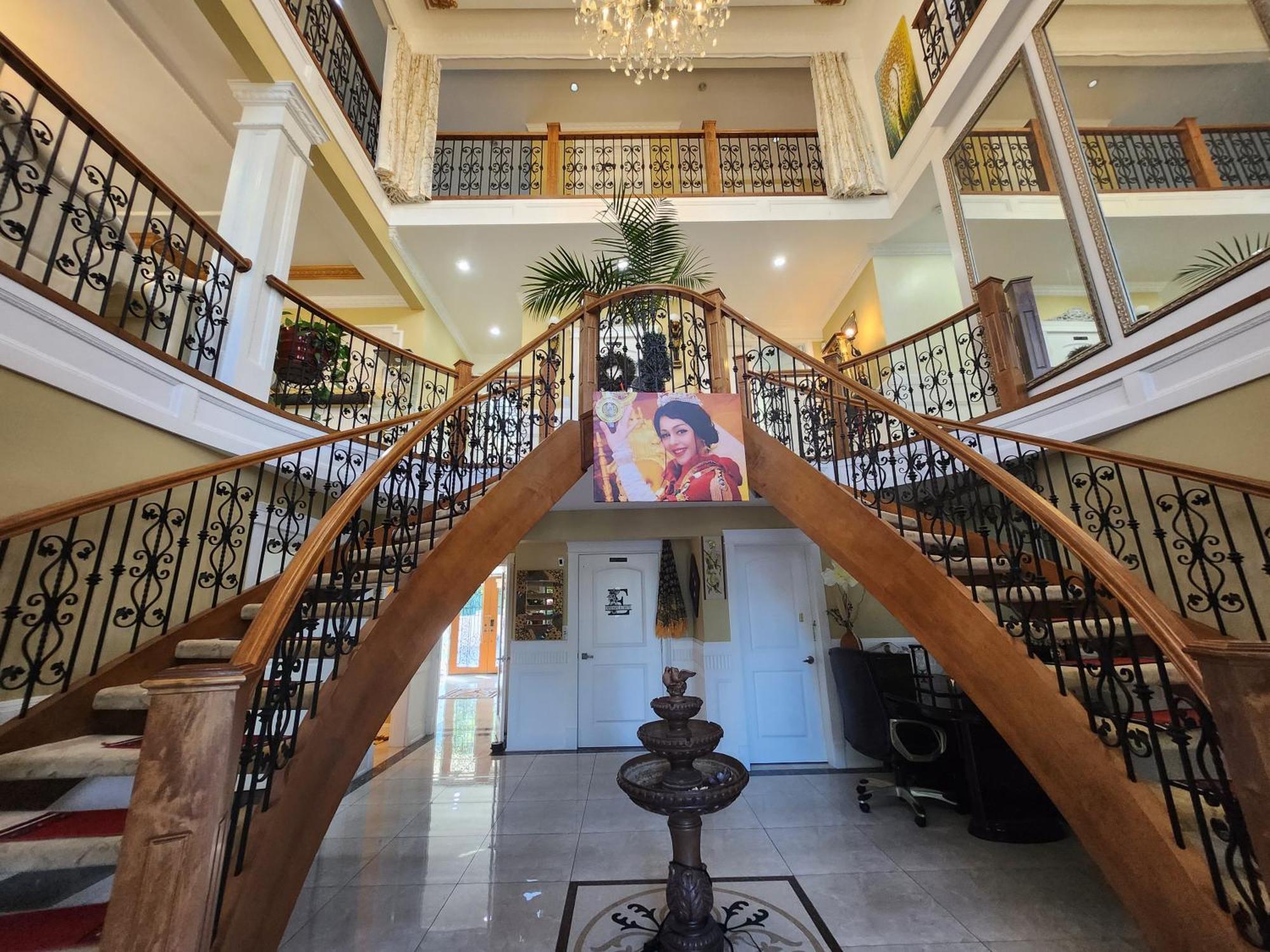 Empress Madani Palace Hotel Суррей Экстерьер фото